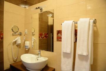Фото номера Стандартный двухместный номер с 1 кроватью Отель Hotel Europa г. Бая-Маре 9