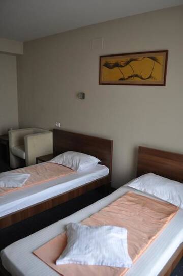 Фото номера Двухместный номер с 2 отдельными кроватями Отель Euro House Hotel г. Бая-Маре 6