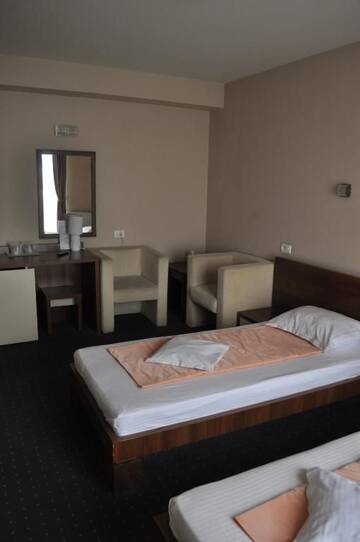 Фото номера Двухместный номер с 2 отдельными кроватями Отель Euro House Hotel г. Бая-Маре 9