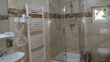 Фото номера Четырехместный номер &quot;Комфорт&quot; Гостевой дом Pensiunea Casa Rusu г. Бая-Маре 3
