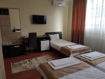 Фото номера Трехместный номер Отель Hotel New г. Бая-Маре 2