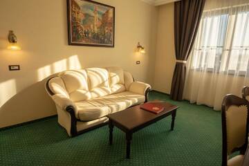 Фото номера Люкс с балконом Отель Magus Hotel г. Бая-Маре 4