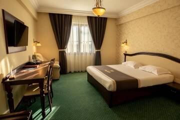 Фото номера Улучшенный номер с кроватью размера «king-size» Отель Magus Hotel г. Бая-Маре 11