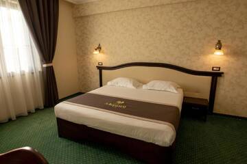 Фото номера Улучшенный номер с кроватью размера «king-size» Отель Magus Hotel г. Бая-Маре 7