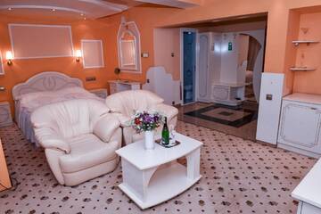 Фото номера Улучшенный двухместный номер с 1 кроватью Отель Hotel Carpati г. Бая-Маре 4