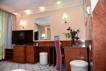 Фото номера Улучшенный двухместный номер с 1 кроватью Отель Hotel Carpati г. Бая-Маре 11