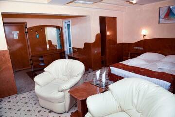 Фото номера Улучшенный двухместный номер с 1 кроватью Отель Hotel Carpati г. Бая-Маре 8