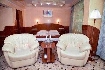 Фото номера Улучшенный двухместный номер с 1 кроватью Отель Hotel Carpati г. Бая-Маре 7