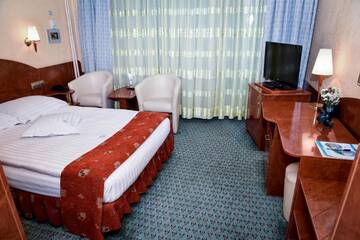 Фото номера Улучшенный одноместный номер Отель Hotel Carpati г. Бая-Маре 2