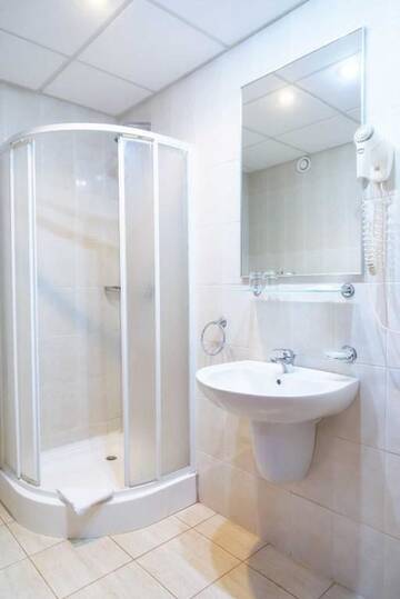 Фото номера Двухместный номер с 2 отдельными кроватями Отель Hotel Rivulus г. Бая-Маре 6